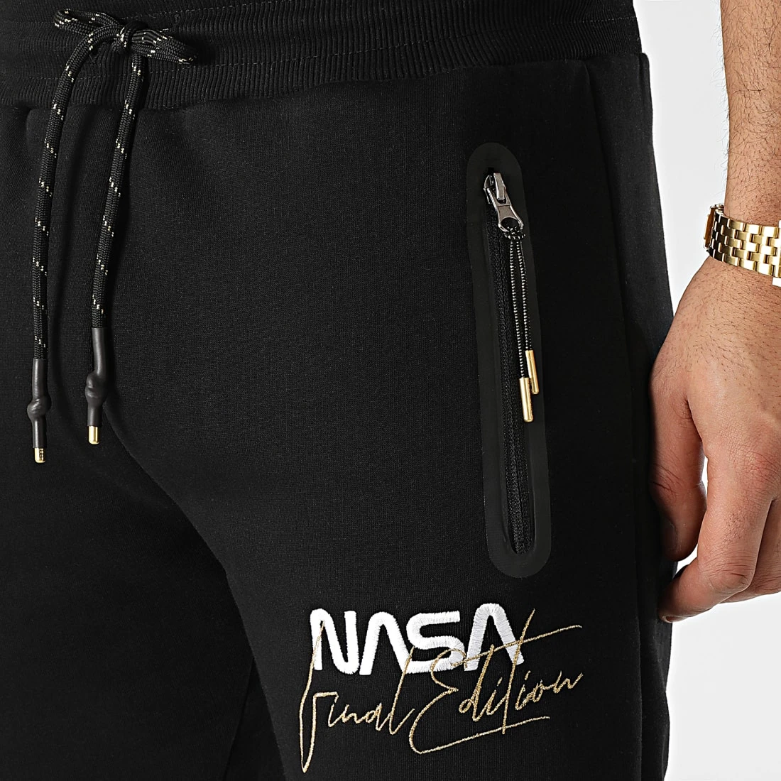Pantalon Jogging Nasa Final Edition Noir Blanc | Détails Or | Final Club 4 Pantalon Jogging Nasa Final Edition Noir Blanc | Détails Or | Final Club – Image 2