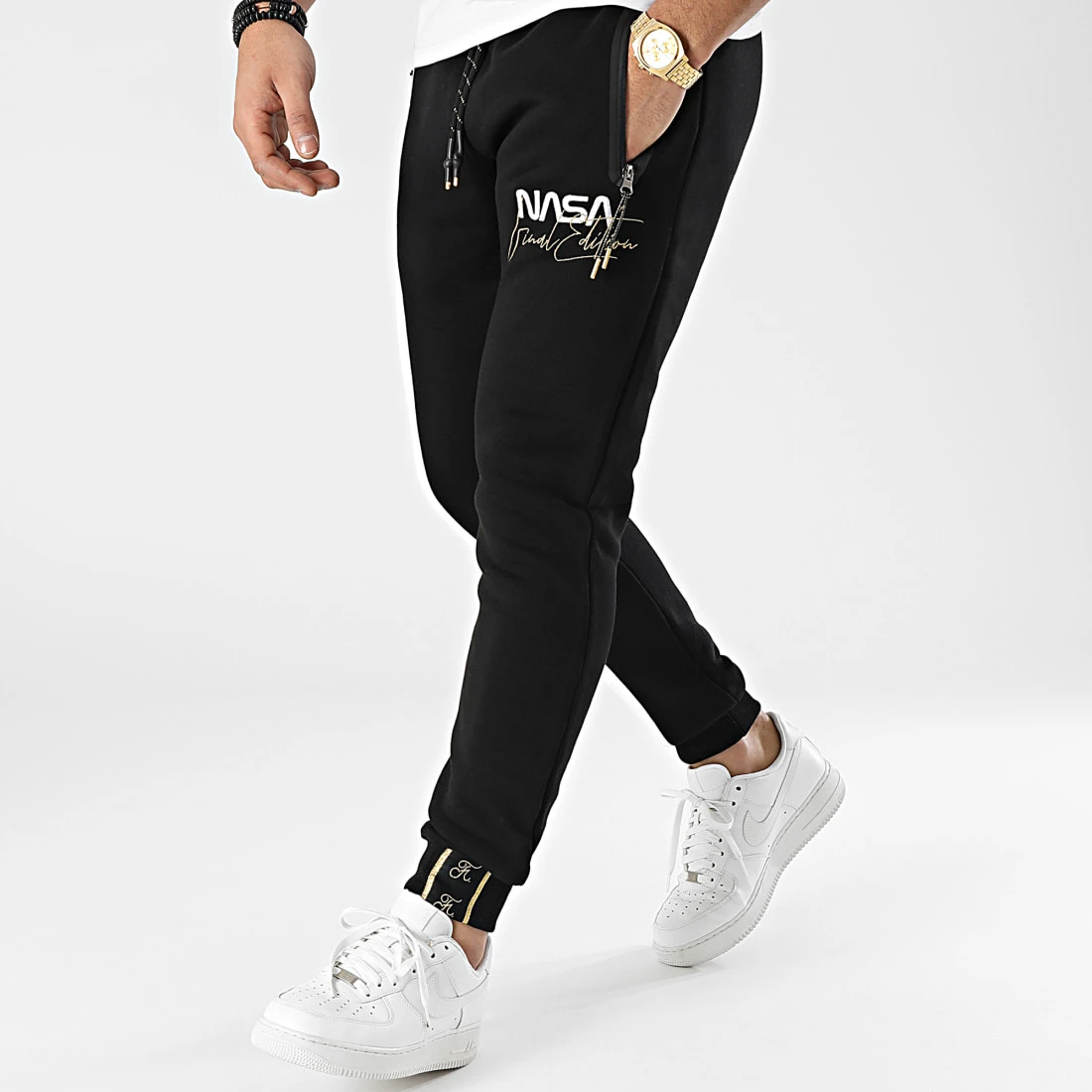 Pantalon Jogging Nasa Final Edition Noir Blanc | Détails Or | Final Club 5 Pantalon Jogging Nasa Final Edition Noir Blanc | Détails Or | Final Club – Image 3