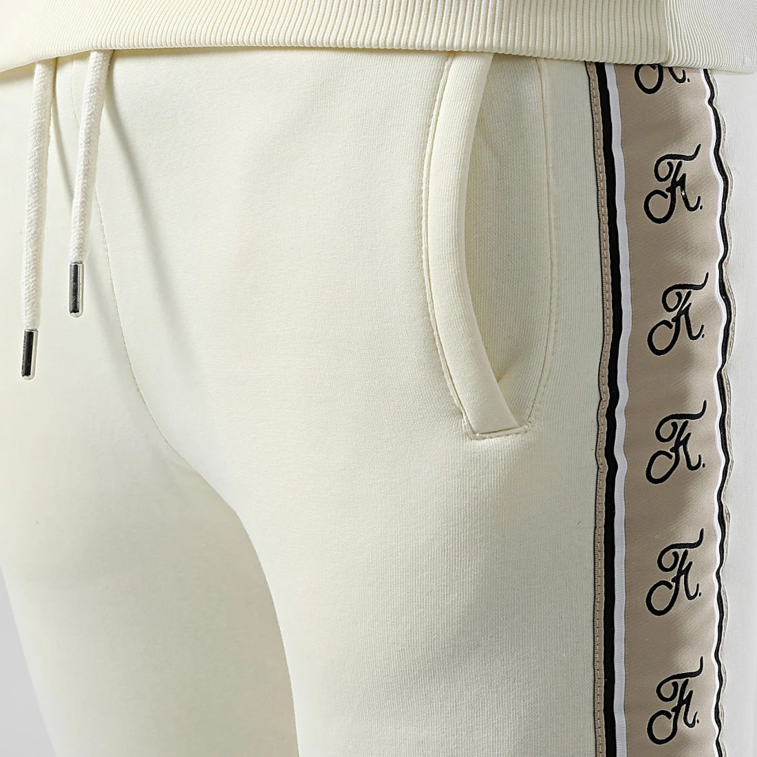 Pantalon Jogging Couture Edition avec Bande Brodée 756 Blanc Crème - Meilleure Affaire 💯 | Final Club 4 Pantalon Jogging Couture Edition avec Bande Brodée 756 Blanc Crème - Meilleure Affaire 💯 | Final Club – Image 2