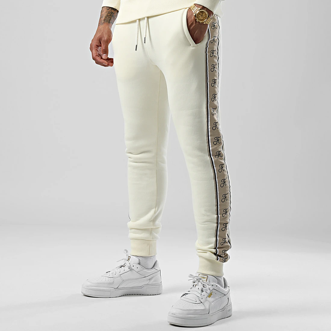 Pantalon Jogging Couture Edition avec Bande Brodée 756 Blanc Crème - Meilleure Affaire 💯 | Final Club 3 Pantalon Jogging Couture Edition avec Bande Brodée 756 Blanc Crème - Meilleure Affaire 💯 | Final Club