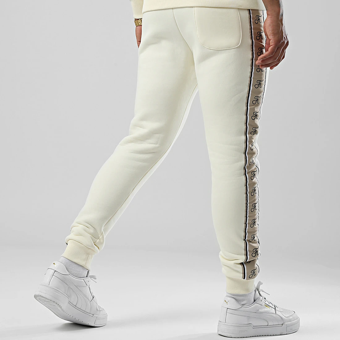 Pantalon Jogging Couture Edition avec Bande Brodée 756 Blanc Crème - Meilleure Affaire 💯 | Final Club 6 Pantalon Jogging Couture Edition avec Bande Brodée 756 Blanc Crème - Meilleure Affaire 💯 | Final Club – Image 4